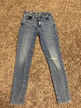 Levi's Women's Light Blue Skinny Jeans with Knee Distress